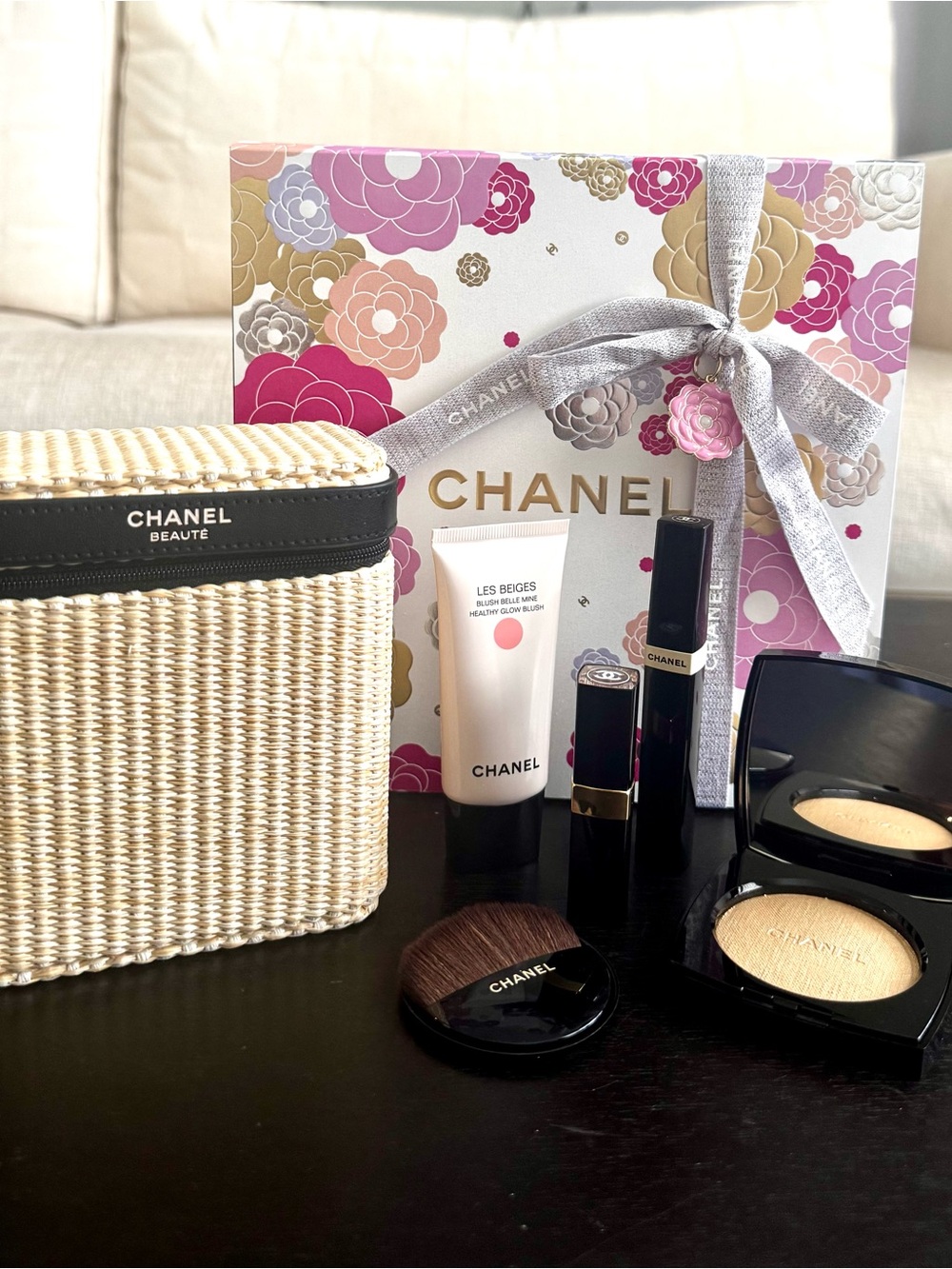 CHANEL Les Beiges Healthy Glow Summer Essentials Makeup Kit with Chanel Charm